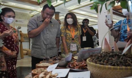 Wakil Ketua DPR Rahmat Gobel membuka pameran Kuliner Nusantara di Jakarta, Rabu (10/8/2022). Gobel mengatakan Indonesia memiliki kekayaan bahan pangan dan kuliner yang bernilai ekonomi tinggi.