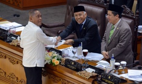 Wakil Ketua DPR RI Agus Hermanto saat menerima hasil Laporan Keputusan Presiden dari Menteri Pertahanan RI Ryamizard Ryacudu.