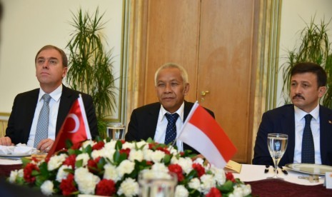 Wakil Ketua DPR RI Agus Hermanto (tengah) saat pertemuan dengan Wakil Ketua Parlemen Turki Ahmet Aydin dan Ketus Group Kerjasama  Bilateral Turki - Indonesia Hamza Dag di Gedung Parlemen Turki, Ankara, Selasa (10/10).