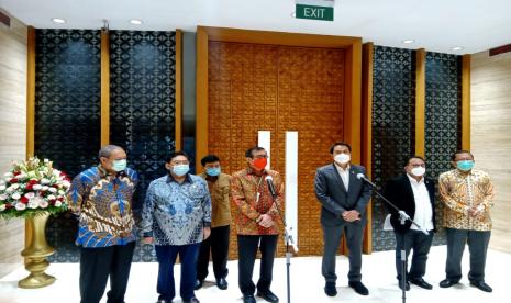 Wakil Ketua DPR RI Azis Syamsuddin dan Menteri Hukum dan HAM Yasonna H Laoly di Gedung Nusantara III, Kompleks Parlemen, Jakarta, Rabu (25/11).