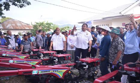 Wakil Ketua DPR RI Bidang Korinbang, Rachmat Gobel, membagikan traktor roda empat berjumlah tiga buah, dan traktor roda dua berjumlah 18 buah, bagi petani di Kabupaten Bone Bolango, Gorontalo, Sulawesi Utara, Kamis (19/1/2023). Dalam kunjungan tersebut, Rachmat Gobel juga melakukan panen padi dari hasil uji coba pupuk organik.