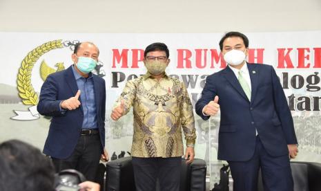 Wakil Ketua DPR RI Dr. H.M. Azis Syamsuddin Anggota MPR RI Fraksi Partai NasDem Saan Mustopa, M.Si, dan Menteri Komunikasi dan Informatika Johnny G Plate. MPR dan Pemerintah ingatkan makin banyaknya hoaks jelang Pilkada Serentak