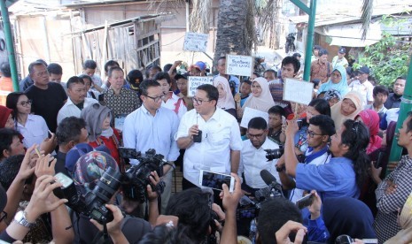 Wakil Ketua DPR RI Fadli Zon, anggota DPR RI Nasir Jamil, dan anggota DPR RI Fraksi Gerindra Aryo saat mengunjungi Kampung Bayam.