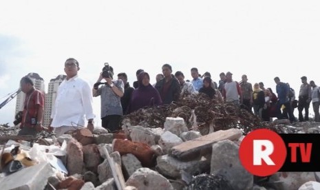 Wakil Ketua DPR RI, Fadli Zon bersama warga korban penggusuran kampung Aquarium, Jakarta Utara, Jumat (23/9).