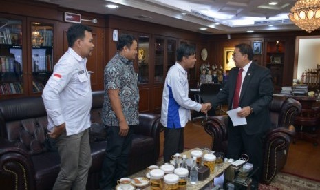 Wakil Ketua DPR RI Fadli Zon saat audiensi Pergerakan Pelaut Indonesia (PPI) di ruang kerjanya di Gedung DPR RI, Senayan Jakarta, Selasa (8/5). 