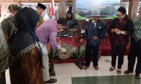 Wakil Ketua DPR RI, Fahri Hamzah, membuka acara Press Ghatering Wartawan Koordinatoriat DPR RI di Wonogiri, Jawa Tengah, Sabtu (8/4). 