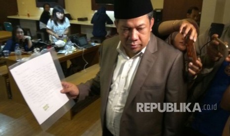 Wakil Ketua DPR RI Fahri Hamzah menunjukkan surat yang ditulis tangan Setya Novanto di Media Centre, Kompleks Parlemen, Senayan, Jakarta, Rabu (22/11).