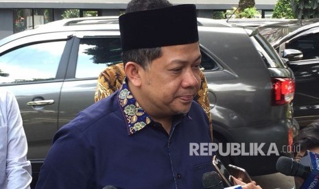 Wakil Ketua DPR RI, Fahri Hamzah, usai melakukan pemeriksaan di Direktorat Reserse Kriminal Khusus Polda Metro Jaya, Senin (19/3). 