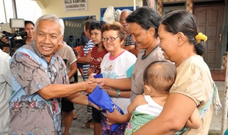 Wakil Ketua DPR RI Koordinator Bidang Industri dan Pembangunan (Korinbang) Agus Hermanto menyelenggarakan pengobatan gratis di Balai Kampung Karang Geneng Utara.