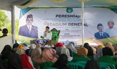 Wakil Ketua DPR RI Koordinator bidang Kesejahteraan Rakyat Abdul Muhaimin Iskandar (Gus Muhaimin) meresmikan rumah susun sederhana sewa (Rusunawa) Sekolah Tinggi Agama Islam (STAI) Syaichona Moch cholil Bangkalan, Ahad (26/2/2023).