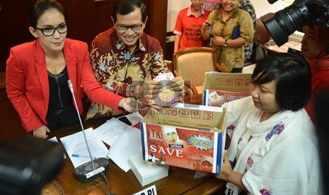 Wakil Ketua DPR RI Pramono Anung (kanan) bersama Politisi PDI Perjuangan, Rieke Diah Pitaloka (kiri) memberi saweran untuk Selamatkan TKW Satinah di Kompleks Parlemen, Senayan, Jakarta, Kamis (20/2).