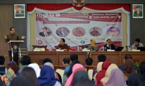 Wakil Ketua DPR RI  Taufik Kurniawan memberikan materi pada Seminar Nasional di FISIP Undip.