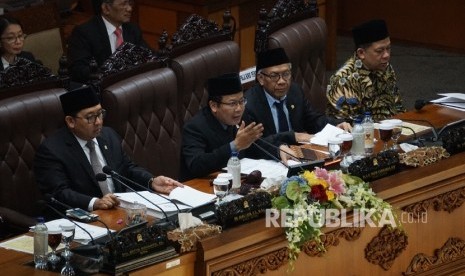 Wakil Ketua DPR sekaligus pimpinan sidang Paripurna DPR Taufik Kurniawan (kedua Kiri) didampingi Wakil Ketua DPR Fadli Zon (kiri), Agus Hermanto (kedua Kanan) dan Fahri Hamzah (kanan) saat sidang Paripurna ke-29 DPR di Gedung Nusantara II, Kompleks Parlemen, Senayan, Jakarta, Kamis (6/7).