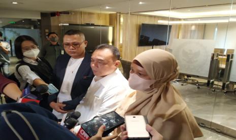 Wakil Ketua DPR Sufmi Dasco Ahmad menerima kedatangan Santi Warastuti di Kompleks Parlemen Senayan, Jakarta, Selasa (28/6). Santi Warastuti merupakan seorang ibu yang videonya viral lantaran menuntut legalisasi ganja medis untuk anaknya yang menderita celebral palsy di car free day, Jakarta, Ahad (26/6) lalu. 