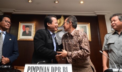 Wakil Ketua DPR, Taufik Kurniawan bersalaman dengan Wakil Ketua KPK Zulkarnain seusai memberikan keterangan kepada media di Gedung Parlemen, Jakarta, Selasa (23/6). Republika/Raisan Al Farisi