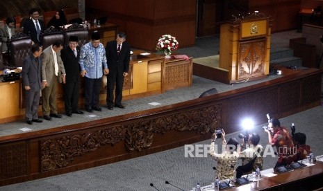 Wakil Ketua DPR Taufik Kurniawan didampingi Wakil Ketua DPR Fahri Hamzah berfoto bersama Hakim Agung terpilih Ibrahim, Panji Widagdo, dan Edi Riadi dalam Rapat Paripurna Selasa (6/9). Rapat Paripurna tersebut mengesahkan Hasil Fit And Proper Hakim Agung Ma