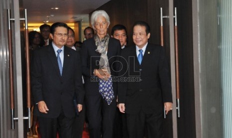 Wakil Ketua DPR Taufik Kurniawan (kanan) menerima kunjungan Direktur Pelaksana Dana Moneter Internasional (IMF) Christine Lagarde di Kompleks Parlemen, Senayan, Jakarta, Rabu (2/9). (Republika/Rakhmawaty La'lang)