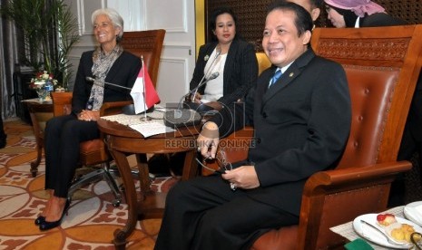 Wakil Ketua DPR Taufik Kurniawan (kanan) menerima kunjungan Direktur Pelaksana Dana Moneter Internasional (IMF) Christine Lagarde (kiri) di Kompleks Parlemen, Senayan, Jakarta, Rabu (2/9). (Republika/Rakhmawaty La'lang)