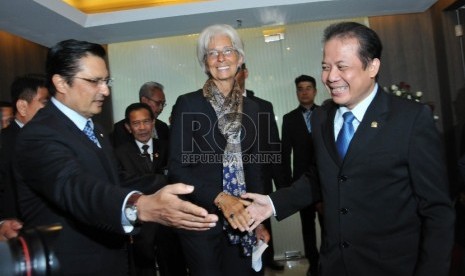 Wakil Ketua DPR Taufik Kurniawan (kanan) menerima kunjungan Direktur Pelaksana Dana Moneter Internasional (IMF) Christine Lagarde (tengah) bersama Ketua Komisi XI Fadel Muhammad (kiri) di Kompleks Parlemen, Senayan, Jakarta, Rabu (2/9).