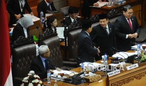 Wakil Ketua DPR Taufik Kurniawan (kedua kanan), Ketua DPR Ade Komaruddin (kedua kiri) berbincang usai Sidang Paripurna di Kompleks Parlemen Senayan, Jakarta, (25/7). (Republika/Tahta Aidilla)