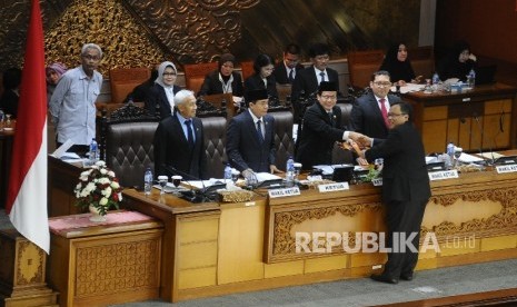 Wakil Ketua DPR Taufik Kurniawan (kedua kanan), Menteri Keuangan Bambang Brodjonegoro (kanan) menerima draft Pendahuluan RAPBN 2017 dan RKP 2017 dalam Sidang Paripurna di Kompleks Parlemen Senayan, Jakarta, (25/7).  (Republika/ Tahta Aidilla)