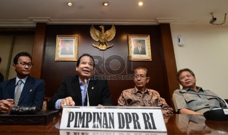 Wakil Ketua DPR, Taufik Kurniawan (kedua kiri) menjelaskan hasil pertemuan bersama Wakil Ketua KPK Zulkarnain (kedua kanan) kepada media di Gedung Parlemen, Jakarta, Selasa (23/6).