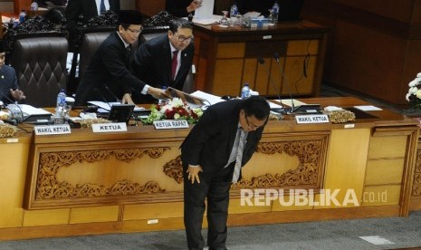 Wakil Ketua DPR Taufik Kurniawan (kiri), Menteri Keuangan Bambang Brodjonegoro (kanan) memberi hormat kepada anggota DPR usai menyerahkan draft Pendahuluan RAPBN 2017 dan RKP 2017 dalam Sidang Paripurna di Kompleks Parlemen Senayan, Jakarta, (25/7). (Repub