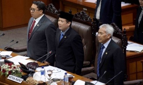 Wakil Ketua DPR Taufik Kurniawan (tengah).