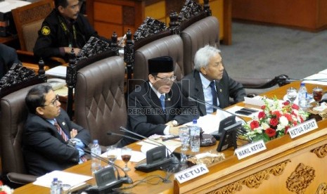 Wakil Ketua DPR Taufik Kurniawan (tengah) didampingi Wakil Ketua DPR Fahri Hamzah (kanan) serta Wakil ketua DPR Fadli Zon (kiri) memimpin rapat paripurna di Gedung Nusantara II, Kompleks Parlemen Senayan, Jakarta, Selasa (26/5).