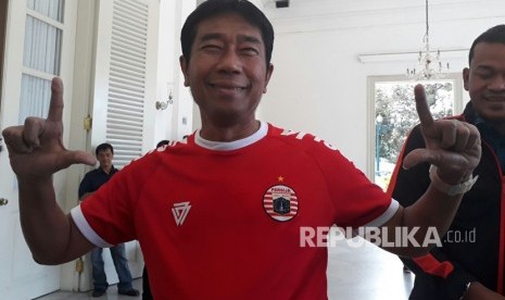 Wakil Ketua DPRD DKI Abraham Lunggana atau Haji Lulung mengenakan seragam Persija saat menghadiri acara pawai kemenangan Persija dan Jakmania dari Stadion Gelora Bung Karno (GBK) ke Balai Kota, Ahad (18/2). 