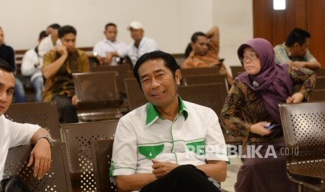   Wakil Ketua DPRD DKI Jakarta Abraham Lunggana menunggu di ruang tunggu sebelum bersaksi pada sidang lanjutan kasus pengadaan uninterruptible power supply (UPS) APBD-P DKI 2014 dengan terdakwa Alex Usman di PN Jakarta Pusat, Jakarta, Kamis (28/1). 