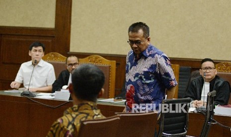 Wakil Ketua DPRD DKI Jakarta M. Taufik (kanan) memasuki ruangan untuk menjadi saksi dalam sidang kasus suap Raperda Reklamasi Teluk Jakarta dengan terdakwa Ariesman Widjaja di Pengadilan Tipikor, Jakarta, Rabu (20/7)