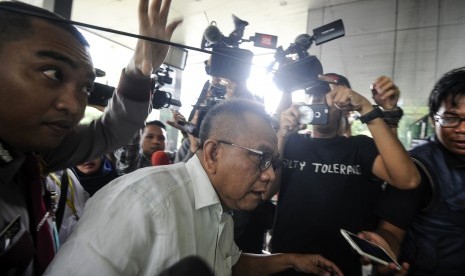 Wakil Ketua DPRD DKI Jakarta M Taufik (tengah) tiba untuk menjalani pemeriksaan di Gedung KPK, Jakarta, Kamis (21/4).