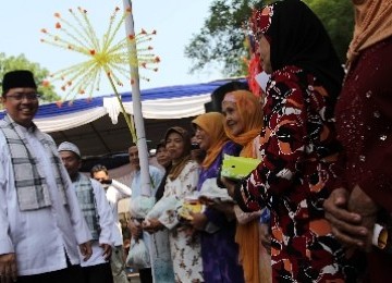 Wakil Ketua DPRD DKI Jakarta yang juga Ketua Majelis Pertimbangan Wilayah (MPW) PKS DKI Jakarta, Triwisaksana (kiri) berdialog dengan warga dalam acara bakti sosial dan bazar akbar di Kalibata, Jakarta. 