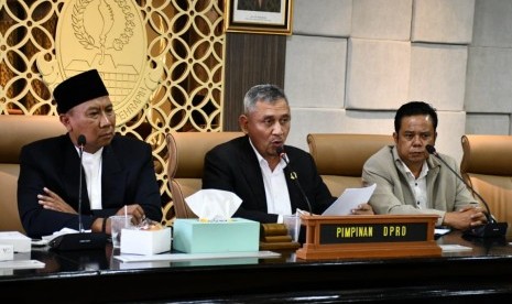 Wakil Ketua DPRD Provinsi Jabar dari PKS Achmad Ru’yat (tengah) memimpin audensi dengan Forum Komunikasi Daerah Percepatan Pembentukan Daerah Otonomi Baru (Forkoda PP DOB) Jabar di Gedung DPRD Jabar, Jumat (4/10).