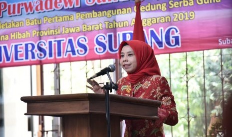  Wakil Ketua DPRD Provinsi Jabar Ineu Purwadewi Sundari memberikan sambutan dalam peletakan batu pertama pembangunan Gedung Serba Guna Universitas Subang, Kamis (10/10).    