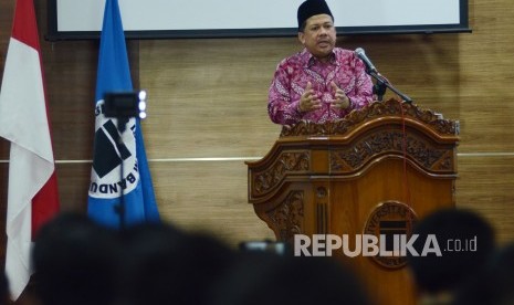 Wakil Ketua DPRD RI Fahri Hamzah hadir sebagai Keynote Speech pada acara Parlemen Kampus, di Aula Universitas Islam Bandung (Unisba), Kota Bandung, Kamis (22/11). 