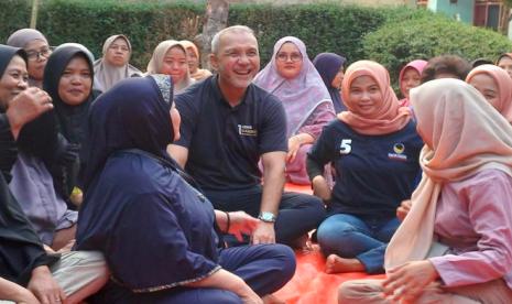 Wakil ketua DPW Nasdem Jawa Barat yang sekaligus, Idris Sandiya, menggelar Lomba Mengungkapkan Kasih Sayang kepada seorang Ibu. Foto ilustrasi Idris Sandiya (tengah).