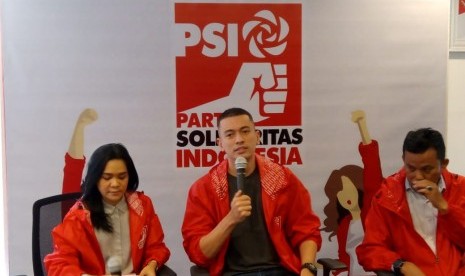 Anggota DPRD PSI DKI Jakarta, Rian Ernest Tanudjaja (tengah). 