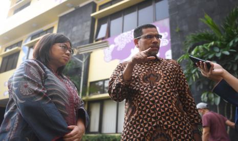 Wakil Ketua Eksternal Komnas HAM, Amiruddin Al Rahab (kanan) bersama Ketua Komnas Perempuan Andy Yentriyani (kiri) memberikan keterangan usai pertemuan tertutup antara Kemenkumham, Komnas HAM dan Komnas Perempuan di Jakarta, Kamis (30/6/2022). Pertemuan tersebut membahas perumusan pengaturan kekerasan seksual dalam RUU Hukum Pidana. 