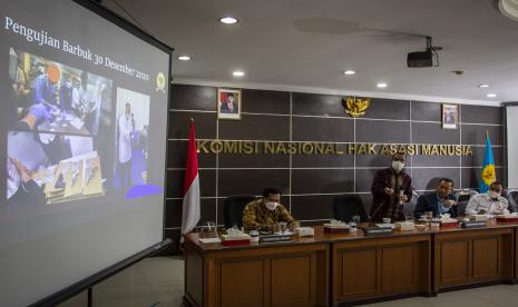 Wakil Ketua Eksternal Komnas HAM Amiruddin (ketiga kanan) menyampaikan paparan tim penyelidikan Komnas HAM atas peristiwa Karawang di Jakarta, Jumat (8/1/2021). Komnas HAM menyimpulkan peristiwa tewasnya empat orang Laskar FPI merupakan kategori pelanggaran HAM serta merekomendasikan kasus ini dilanjutkan ke penegakan hukum dengan mekanisme pengadilan pidana, melakukan penegakan hukum terhadap orang-orang yang terdapat dalam dua mobil dengan nomor polisi B 1739 PWQ dan B 1278 KJD, mengusut kepemilikan senjata api yang diduga digunakan Laskar FPI dan meminta proses penegakan hukum harus akuntabel, objektif dan transparan sesuai dengan standar HAM.