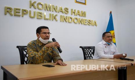 Wakil Ketua Eskternal Komnas HAM Amiruddin (kiri) bersama Kepala Badan Pelindungan Pekerja Migran Indonesia (BP2MI) Benny Rhamdani (kanan) menyampaikan keterangan pers di kantor Komnas HAM, Jakarta, Selasa (16/6/2020). Pertemuan tersebut membahas koordinasi penanganan permasalahan pekerja migran Indonesia. 