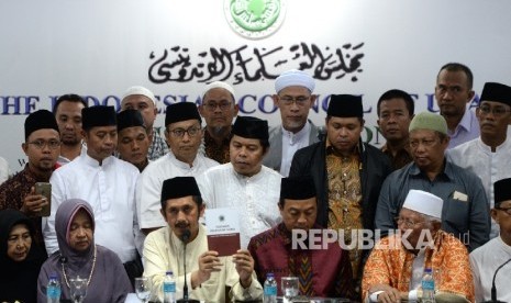 Wakil Ketua GNPF-MUI Zaitun Rasmin bersama Ketua GNPF-MUI Bachtiar Nasir menggelar konferensi pers pernyataan sikap GNPF-MUI terkait perlakuan terhadap KH Maruf Amin saat sidang penistaan agama di Jakarta, Jumat (3/2).