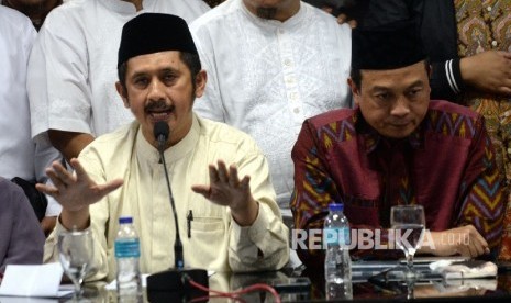 Wakil Sekjen MUI Zaitun Rasmin (kiri) bersama Ketua GNPF-MUI Bachtiar Nasir.