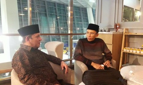 Wakil Ketua Harian Panitia MTQN ke-27 Sumut Ivan Iskandar Batubara berdiskusi dengan Gubernur NTB HM Zainul Majdi di Jakarta.