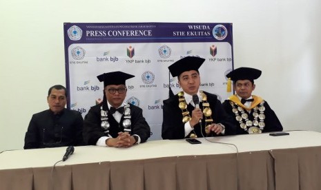 Wakil Ketua I Bidang Akademik STIE Ekuitas Dani Dagustani memberikan keterangan pers usai acara Wisuda Mahasiswa STIE Ekuitas