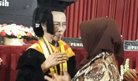 Wakil Ketua I Yayasan kanker Indonesia Cabang DIY, IM Sunarsih, usai ujian promosi doktor di Fakultas Kedokteran Kesehatan Masyarakat dan Keperawatan UGM, di Auditorium FKKMK.