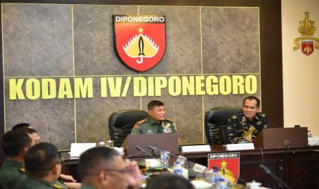 Wakil Ketua Komisi I DPR RI Abdul Kharis Almasyhari saat memimpin pertemuan dengan Pangdam IV/Diponegoro dan jajarannya