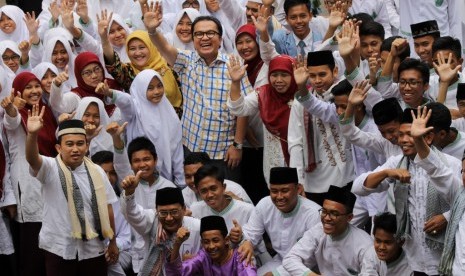 Wakil Ketua Komisi I DPR, Tantowi Yahya, bersama ratusan pelajar Madrasah Aliyah Negeri 12, Kosambi Cengkareng, Jakarta , Jumat 24/4).