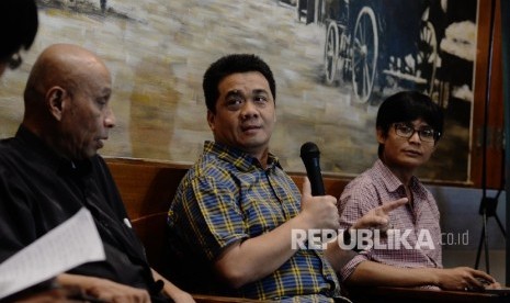 Wakil Ketua Komisi II DPR dari Fraksi Partai Gerindra Ahmad Riza Patria (tengah)